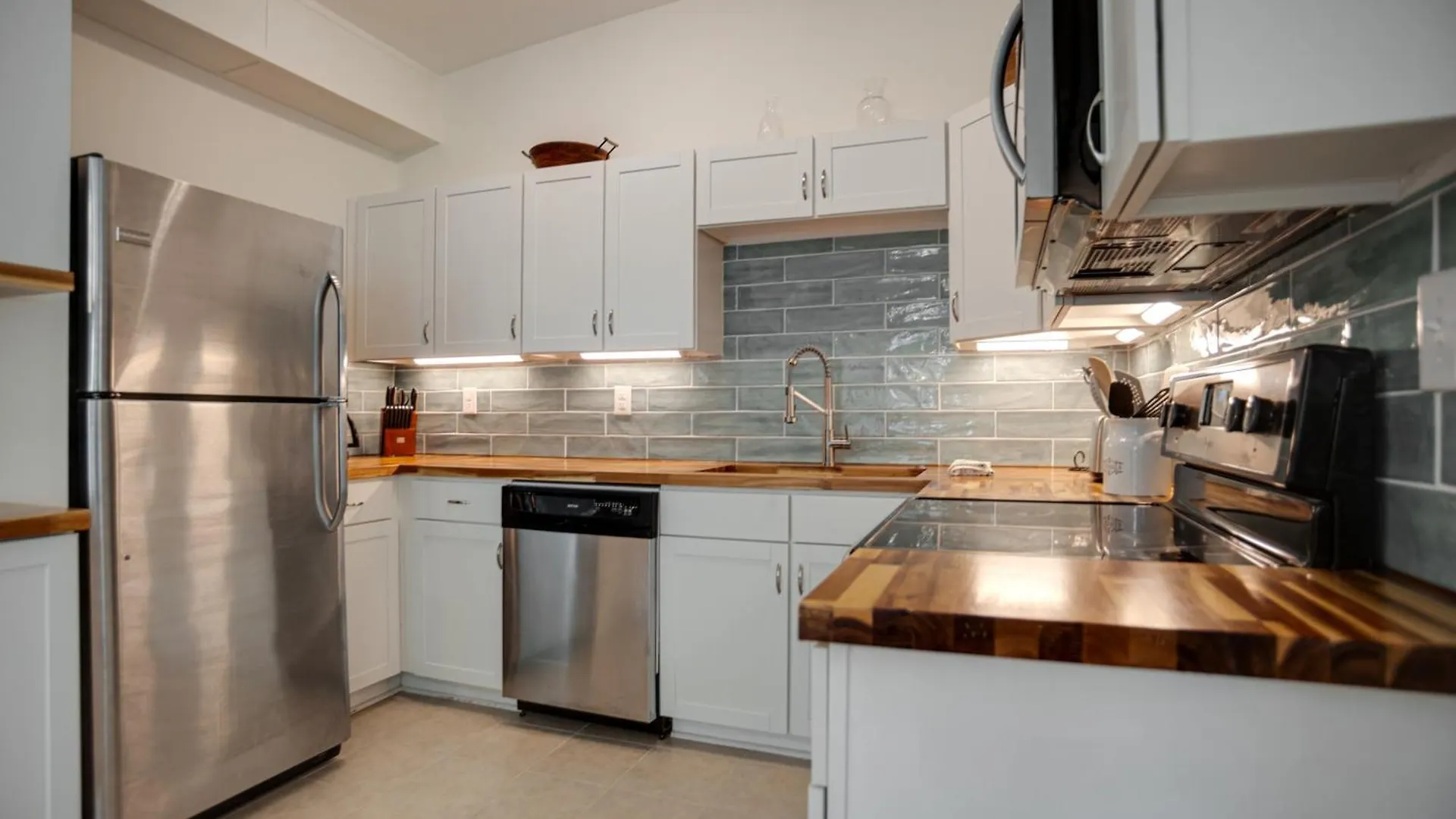 Newly Renovated Duplex, Upper Unit, 4Th Row From The Beach Hilton Head Island Holiday home