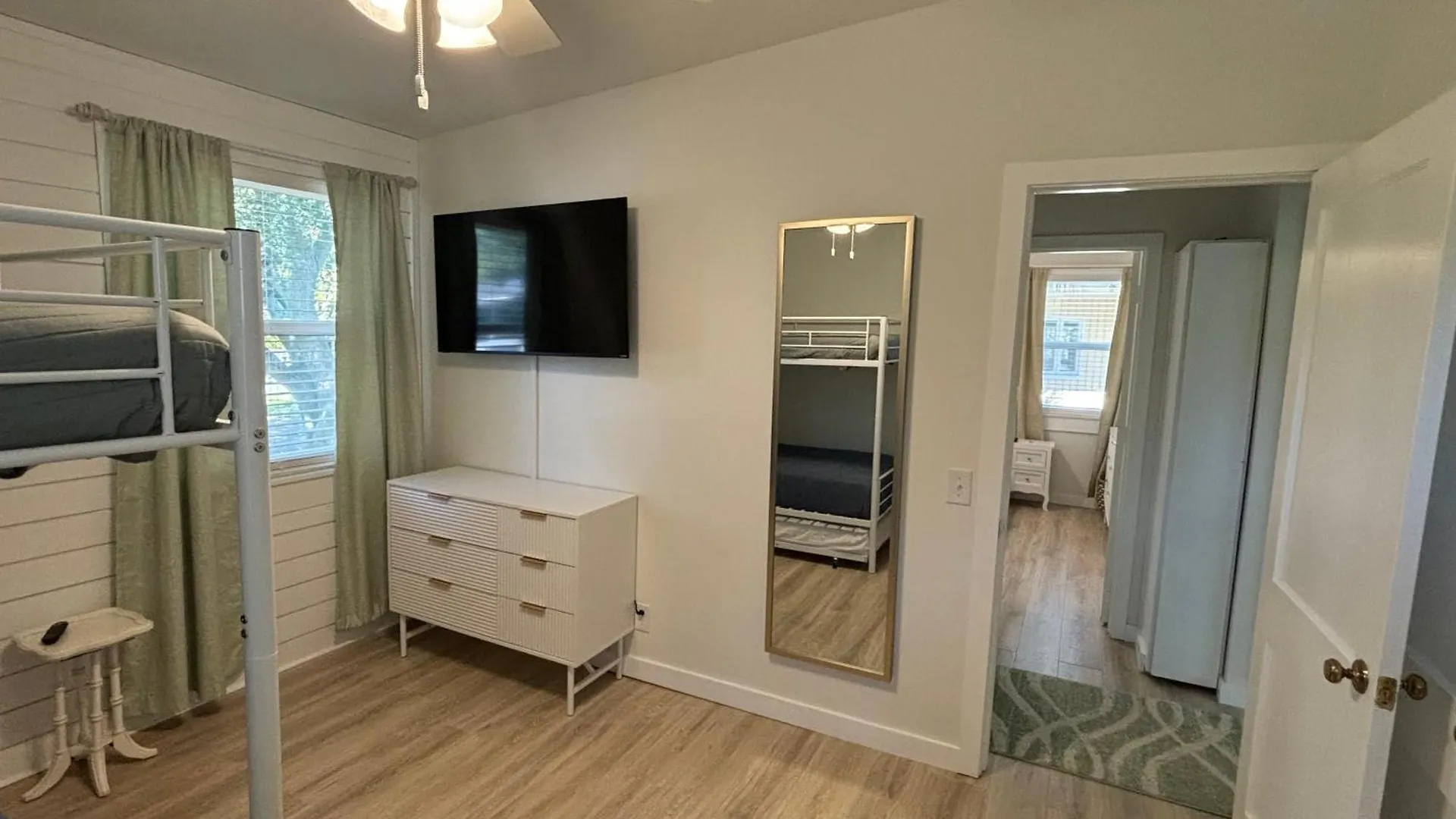 Holiday home Newly Renovated Duplex, Upper Unit, 4Th Row From The Beach Hilton Head Island